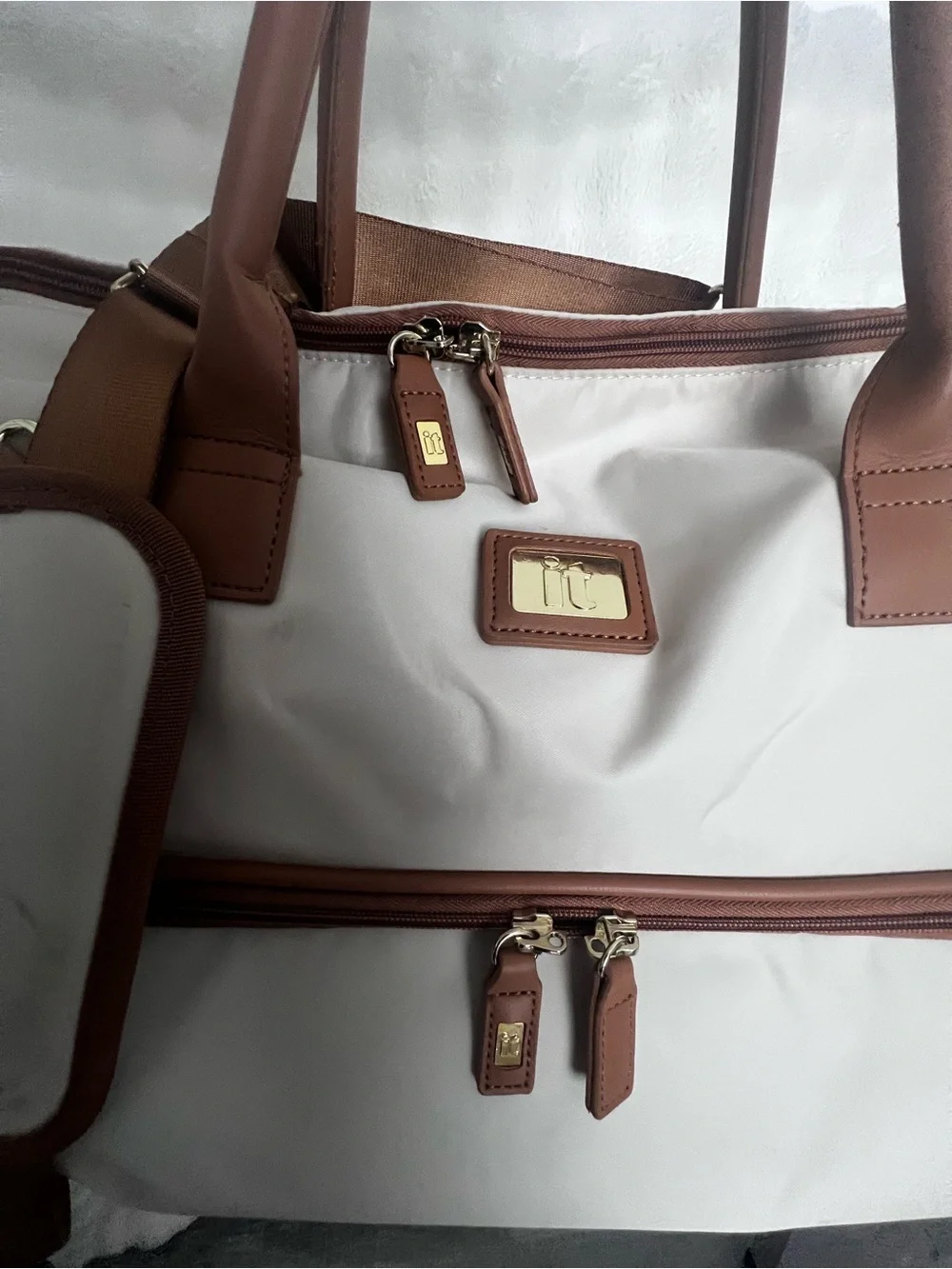 it Luggage Alluring Weekender Duffel Bag - Cream & Tan